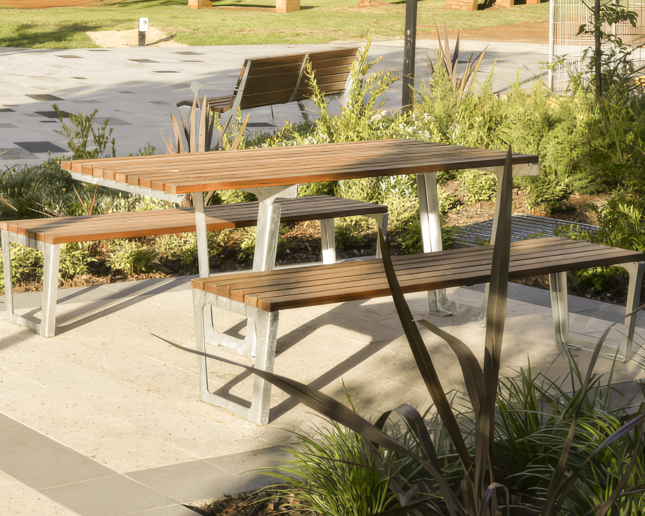 civic-picnic-setting-07a-600x450_Upscale Standard